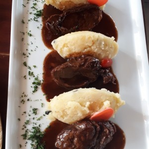 Filete de Carne en reduccion de Vino con Pure de papas y acitunas