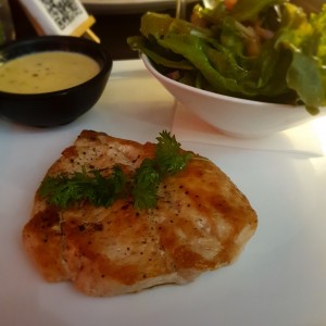 Filete de pollo con salsa de pimienta verde.