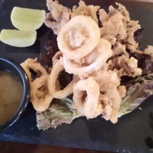 Anneaux et minis calamars frits