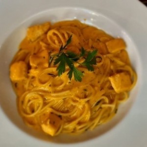 spaguetti con salmon en salsa rosada