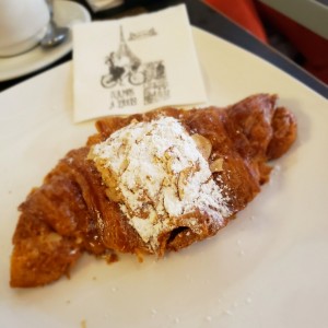 Croissant con almendras