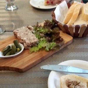 Pate de Campagna con Pan Frances