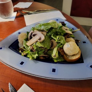 Ensalada con queso de cabra y nueces caramelizadas.