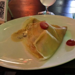 Crepe de camarones con hongos y salsa bechamel