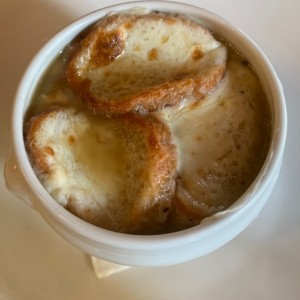 sopa de cebolla gratinada