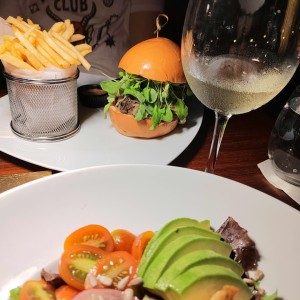 Hamburguesa trufada y vino