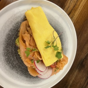 Avocado totada y salmon ahimado 