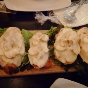 Brochetas con crema de hongos