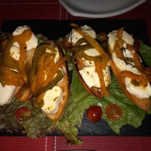 Mini bruschetta con queso de cabra