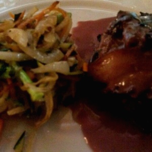 Filet mignon con legumes salteados