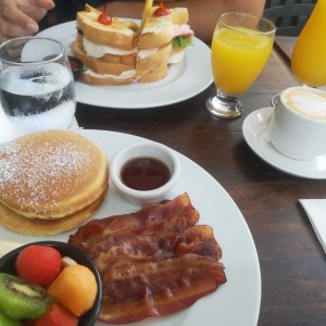 Desayuno Americano y Club Sandwich