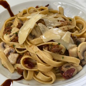 Pasta con hongos, tocino y salsa demi-glace