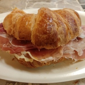 Croissant con Prosciutto