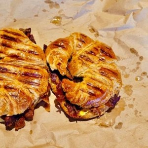 El Piggie (Croissant: Tocino, Queso Cheddar, Omelette de Huevo, Mantequilla)