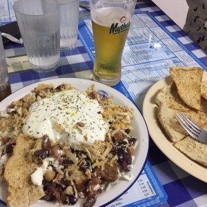 ladopsomo de pollo y pernil con salsa satziki y aceitunas