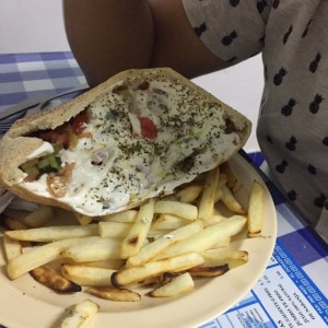 gyro de pollo en pan pita