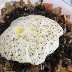 ladopsomo con pernil satziki y aceitunas negras