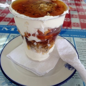Yogurt griego con miel y nueces