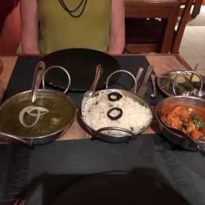camarones, arroz con petipois y chicken tikka massala
