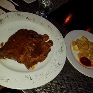 costillas con yuca frita