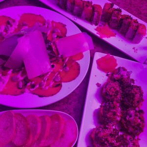 Carpaccio de salmon, sushi de la casa y no recuerdo el tercero 