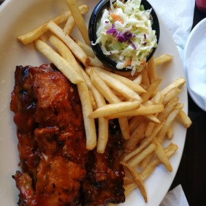 short ribs con papas fritas