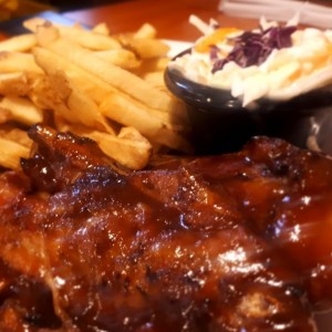 costilla con papas fritas
