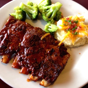 Roma Ribs con pure y brocoli