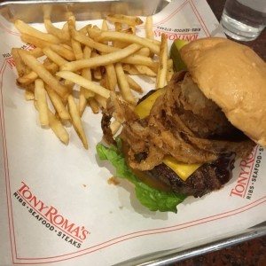 hamburguesa onion ring con papas fritas