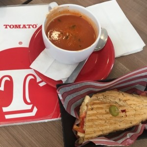 Sopa de tomate y medio sandwich