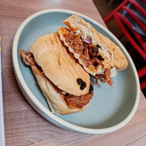 Sandwich de ropa vieja con maduro