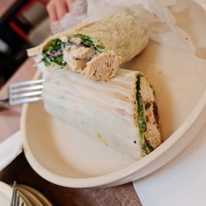 Wrap de pollo con frijoles y maduro