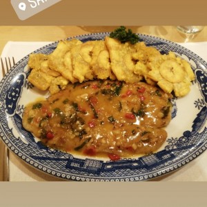 Corvina al Ajillo con Patacones