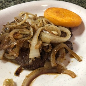 Bistec Encebollado con tortilla