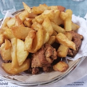 canasta de pollo con papas fritas , excelente