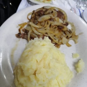 hambuerger steack con cebolla salteadas y pure