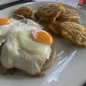 Bistec Encebollado a Caballo