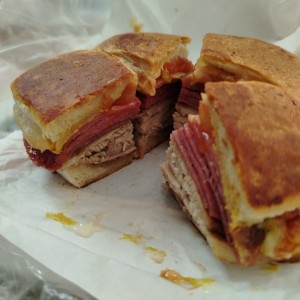 Emparedado salami y pierna