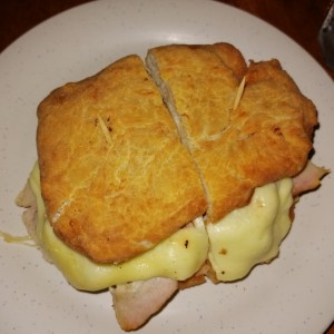 emparedado de hojaldre con pierna y queso mozzarella