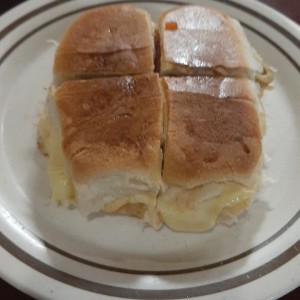 emparedado con mozarella