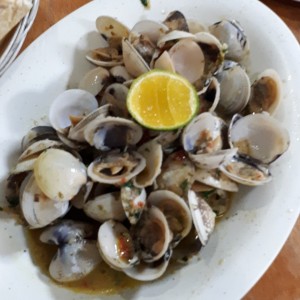 Almejas al ajillo