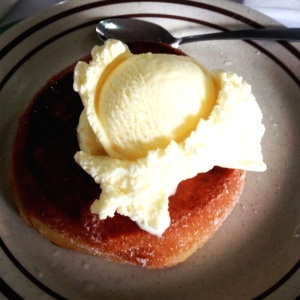 La tradicional y obligatoria donut con helado de vainilla. Deliciosa...