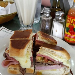 Cubano y malteada de vainilla