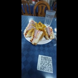 EMPAREDADOS - Club Sandwich