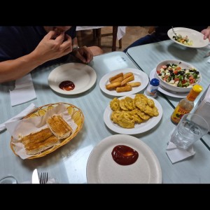 patacones, yucas, pan y ensalada griega