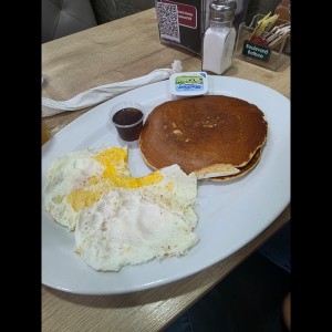 Huevos y pancakes