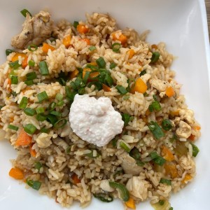 Arroces - Yakimeshi de pollo con salsa de cangrejo