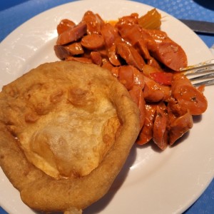 hojaldre y salchicha guisada