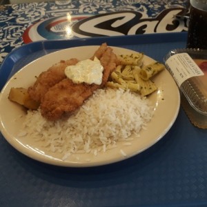 Filete de Pescado apanado con Arroz y Fideos