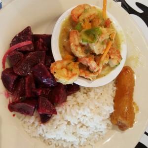 Comida completa con camarones